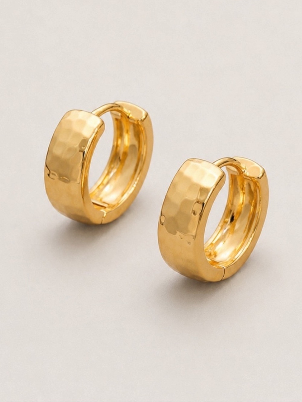 New! Gold Huggie Hoop Earrings NWOT 5088